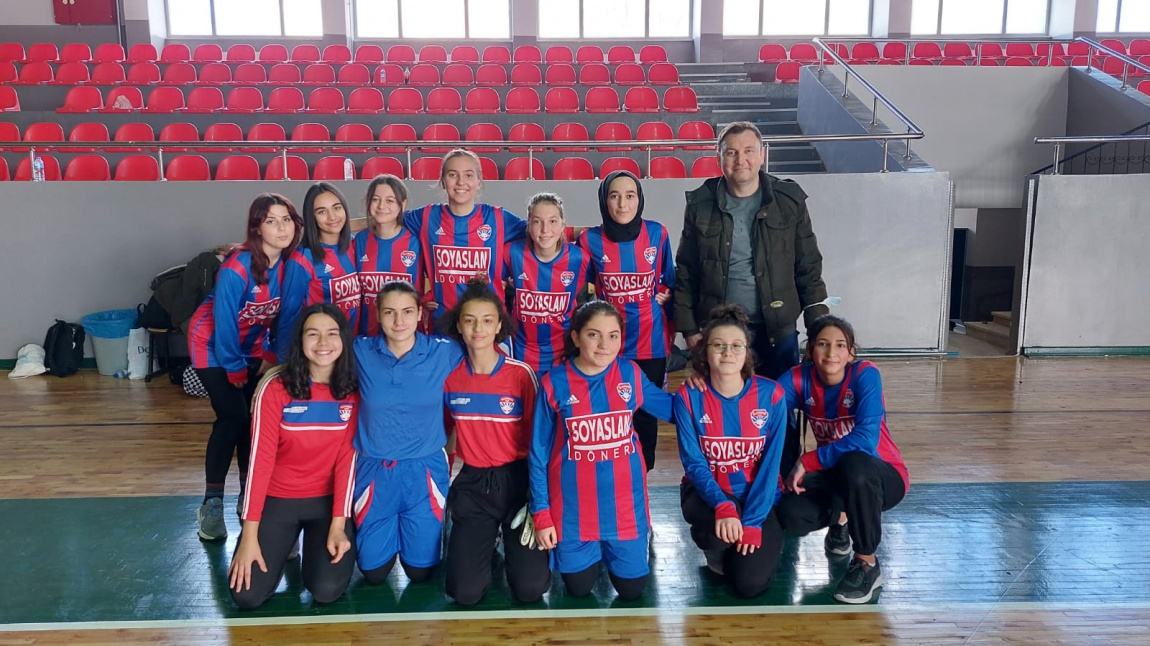 Kız Futsal müsabakalarında, kızlarımız ilk 16'ya okulumuzun adını yazdırmayı başardı...