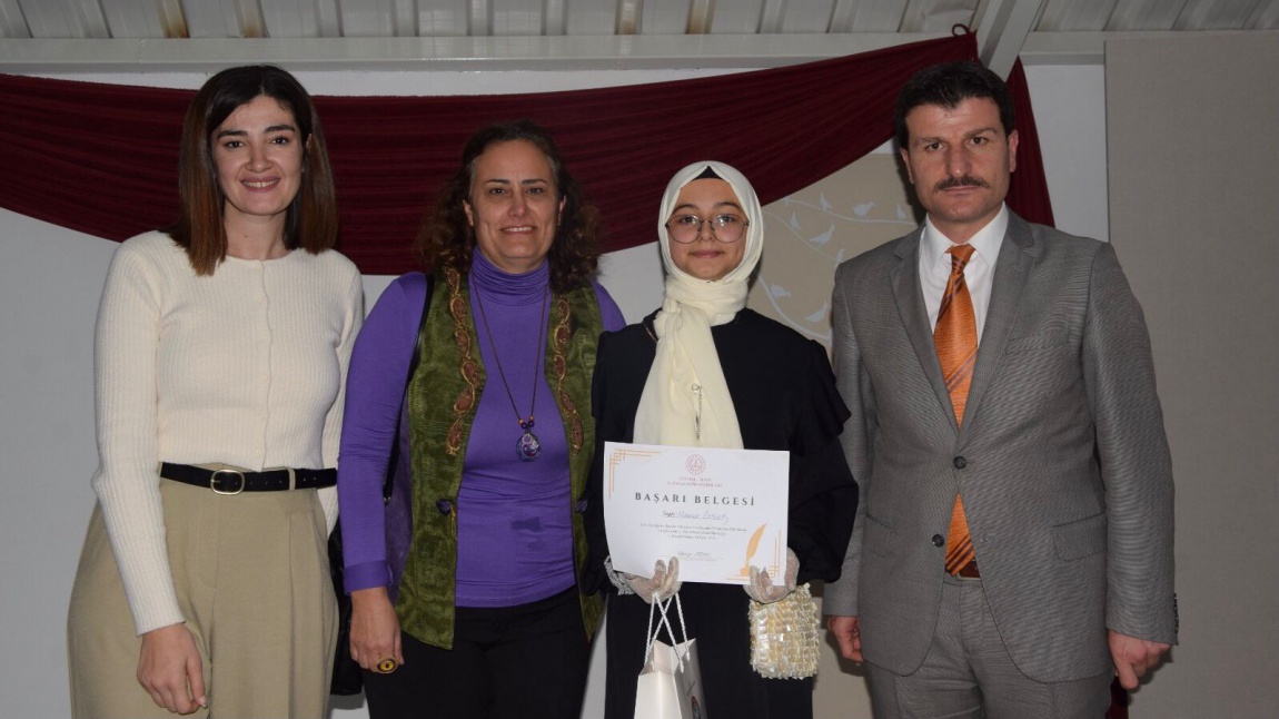 Silivri İlçe Milli Eğitim Müdürlüğü tarafından düzenlenen 'İstanbul Temalı Güzel Şiir Okuma Yarışmasında' okulumuz 11/H sınıfı öğrencisi Nisanur ÖZTÜRK ikinci olmuştur.