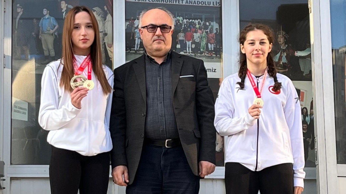 ÖĞRENCİLERİMİZİN KARATE ŞAMPİYONASINDAKİ BAŞARILARI DEVAM EDİYOR